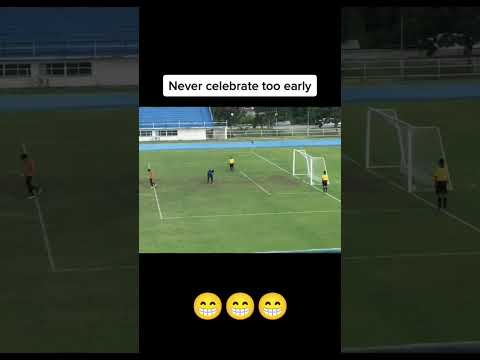 This is why goalkeepers should watch the ball until it’s stopped 😂#shorts #sports #football