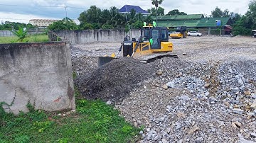 Landfill Construction SHANTUI Bulldozer Pushing Soil & 25 5T Trucks Dumping Stone