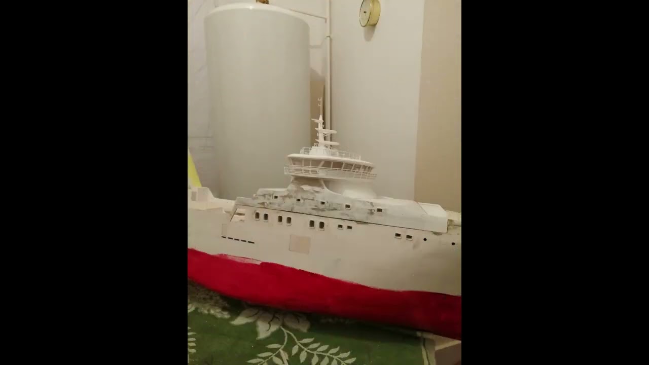 Chalutier usine l'Emeraude de St Malo