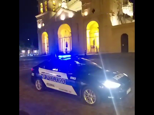 La policía federal advierte sobre el distanciamiento social El Video viral de un patrullero en la plaza San Martín de Córdoba
