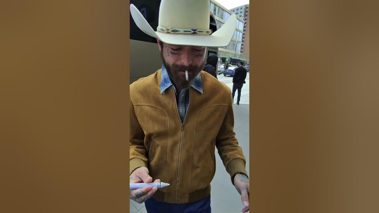 Post Malone signing autographs for the fans #shorts #postmalone