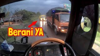 Truk ini Nekat Ngeblong saat macet - Trip lintas timur hujan deras