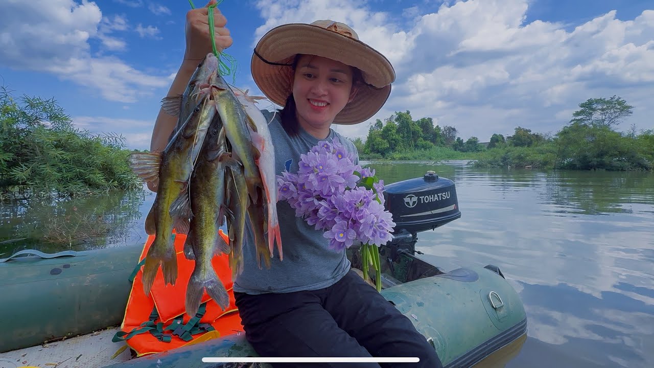 Nấu Lẩu mắm Cá Lăng hoa Lục bình trôi Bên Bờ Sông 