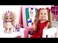 Диана играет с куклами Kindi Kids