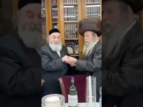 גאב״ד מאקווא אשדוד בריקוד עם האדמו״ר רבי יקותיאל אבוחצירה בשמחת חג