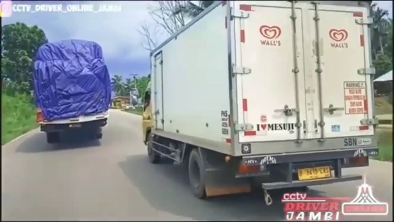 Kumpulan truk  oleng  parah YouTube