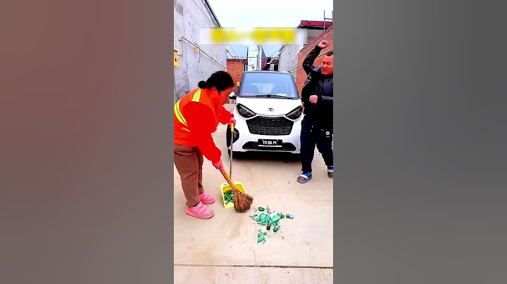 وحطت حياتها على المحك بس عشان تحمي سيارة ما تعرف صاحبها! 🚗🛑😱! #shortsviral #shorts