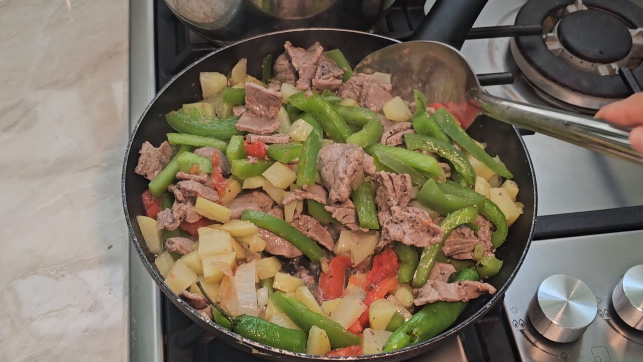 CARNE DE RES CON PIMIENTO MORRON, PAPA, CEBOLLA Y JITOMATE 