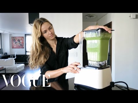 watch-model-valentina-zelyaeva-make-her-favorite-healthy-sunchoke-soup---vogue