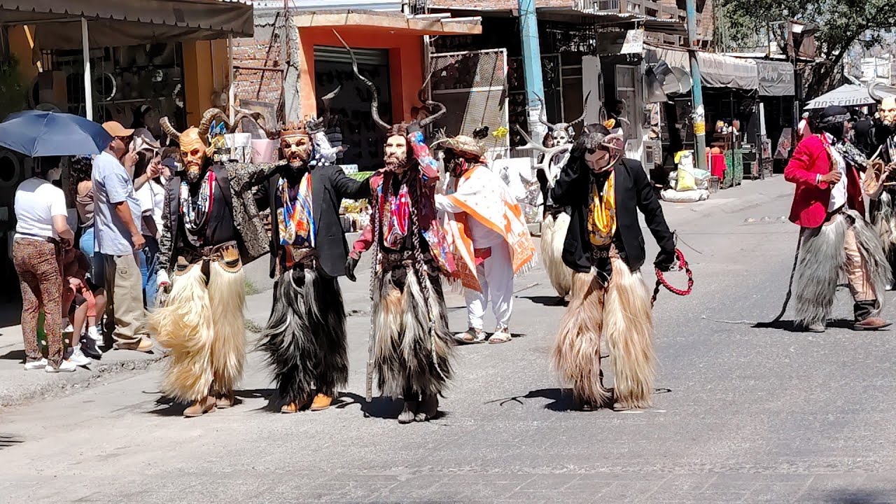 Desfile de danzas indígenas en Comonfort Guanajuato, Pueblo Mágico. Marzo 2025