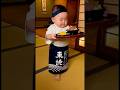 料亭で料理を運ぶ子供