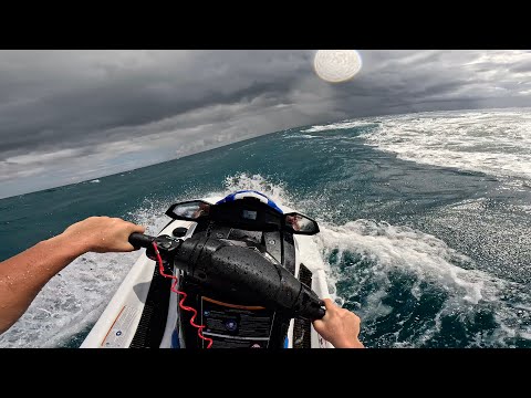 JET SKI DANS LES GROSSES VAGUES 🌊