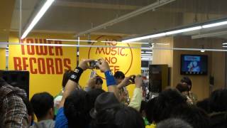 2013/03/20に行われた、TOWER RECORDSピヴォ札幌店でのアップアップガールズ(仮)のインストアライブの模様です。 メモリの都合で、最後の曲のみ一部が切れて ...