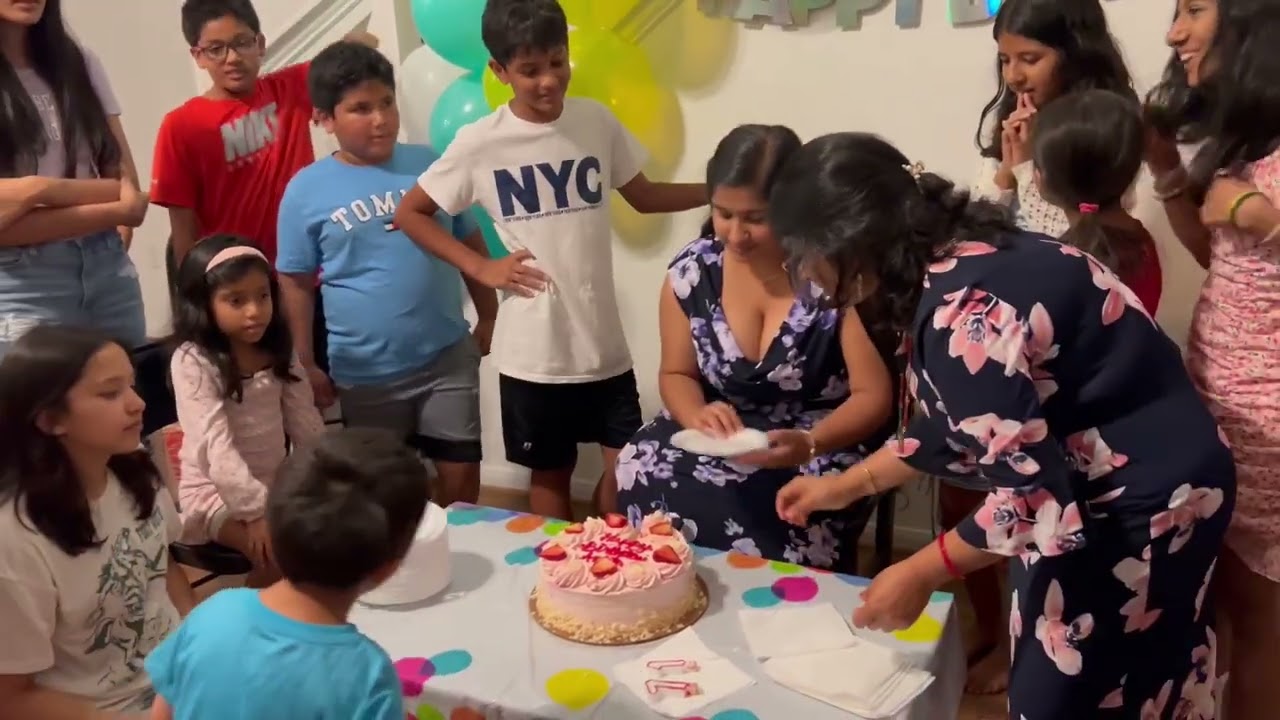 जन्म दिन मनाउदै गर्दा भाईले दिदी लाई केक लगाईदियो मुखभरी