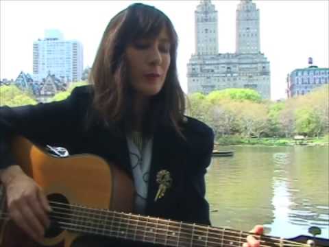 Elizabeth Harper performs The Sea acoustic in Cent...