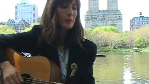 Elizabeth Harper performs The Sea acoustic in Cent...