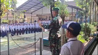 Babinsa Koramil 0818-24/ Poncokusumo jadi Pembina Upacara di SMPN 1 Poncokusumo