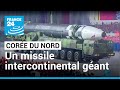 La Corée du Nord présente un missile balistique intercontinental géant lors d'un défilé militaire
