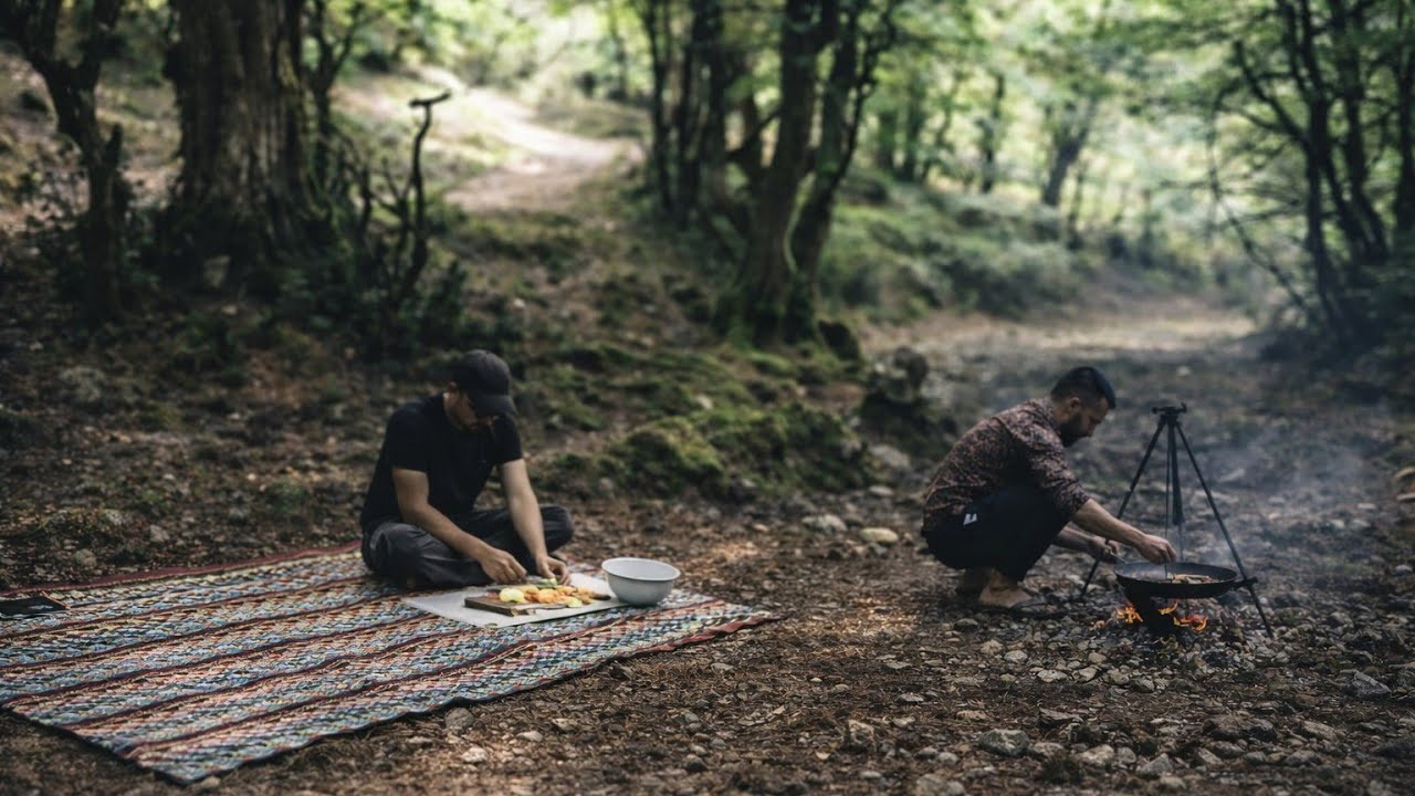 Приготовление еды на берегу реки: рагу горме и вечерний чай с наступлением ночи