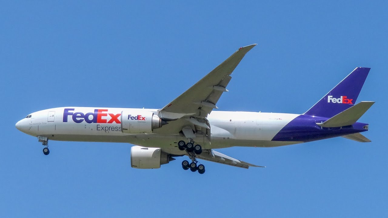 (4K) FedEx Boeing 777-FS2 N877FD Landing Indianapolis International Airport
