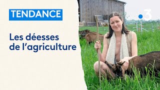 Des agricultrices posent dans un calendrier pour financer des projets écoresponsables et durables