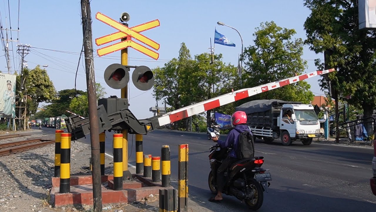 Perlintasan KA Sirine Double Lamongan Timur