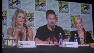 Famous SDCC17: Stephen Amell gives his necklace to a girl who's fighting cancer Wealth