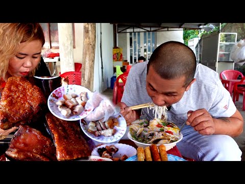 Video Bún nước lèo heo quay giòn rụm ĐẦU CÁ LÓC, quán này... - youtube