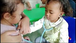 Kegiatan hari ini 'bermain peran dokter periksa pasien dengan stetoskop' 👩‍⚕👨‍⚕🩺