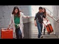 When a pregnant woman carries a heavy suitcase up the stairs, what will people do? 当孕妇提着重重的行李箱下楼梯...