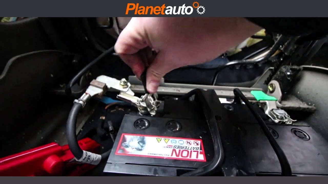 Citroen Xsara Picasso 02 Changing Battery and Location - YouTube