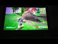 Spelar Fortnite men får bara plocka upp saker från marken.