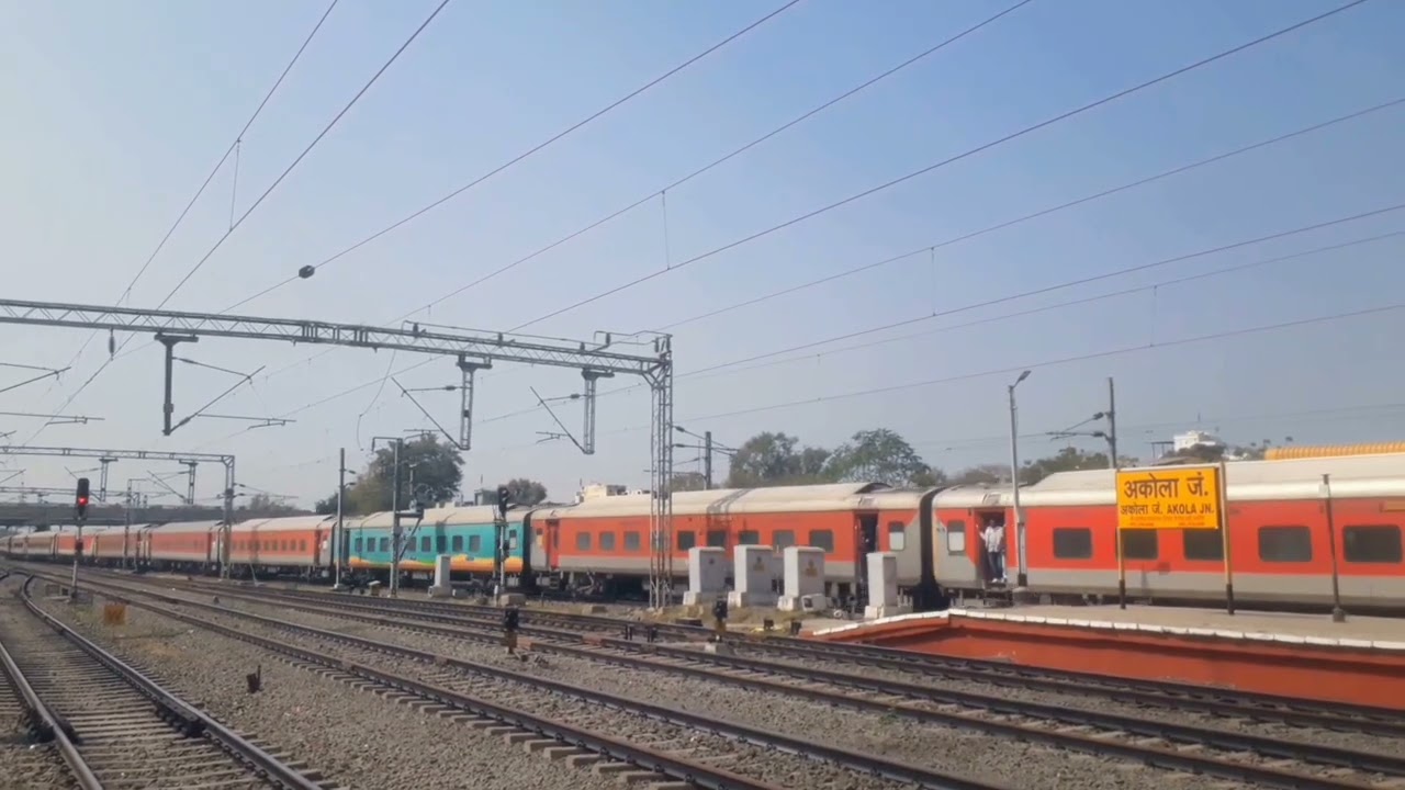 Hazur Sahib Nanded Humsafar express|12752|  arriving at Akola jn. #train #expresstrain #railway 