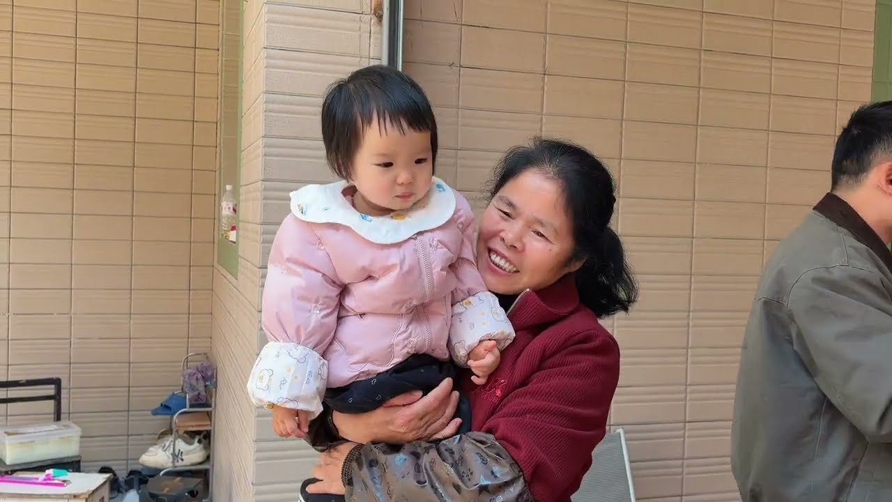 过年家人聚在一起吃点喝点玩点！