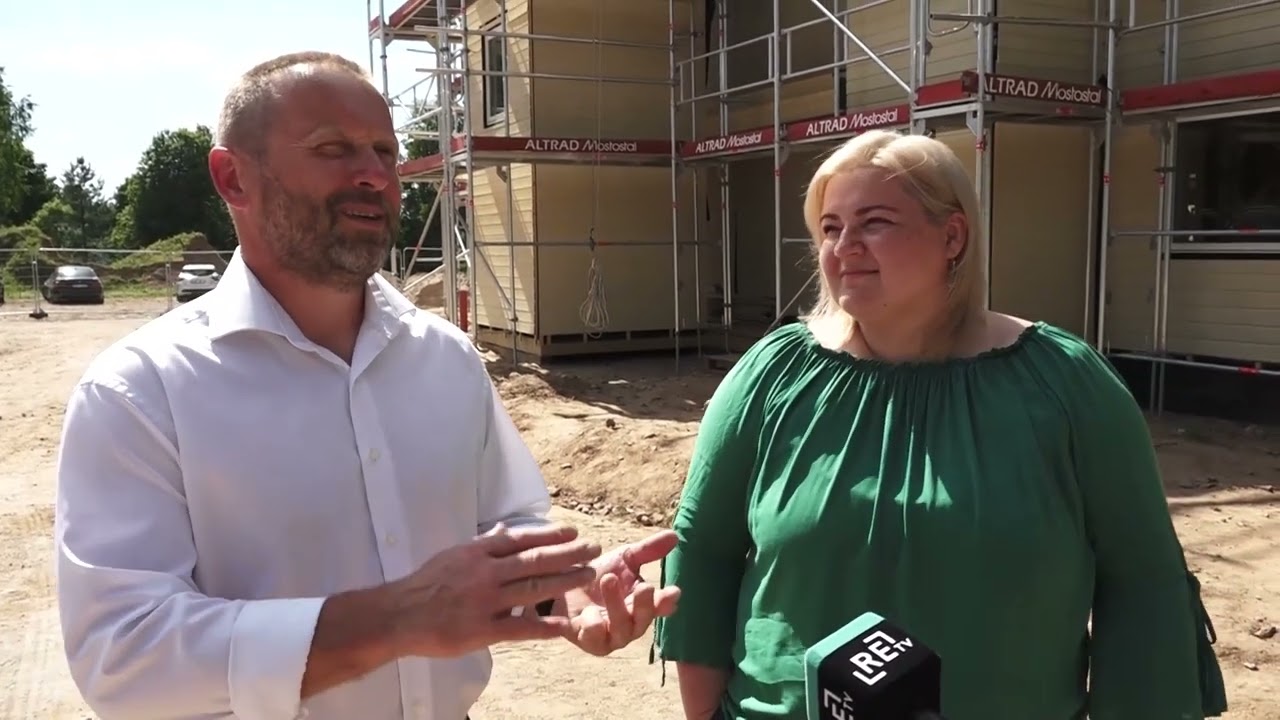 Mājā un sētā: Brālis un māsa ceļ daudzdzīvokļu ēkas no koka paneļiem