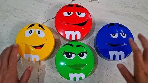 ASMR Tapping & Crinkling on M&M