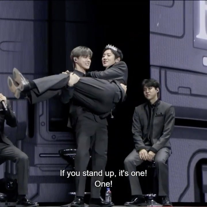 Tiny SUHO deadlifting 191cm 72kg CHANYEOL 🤯🤯 #exo #suho #chanyeol #suyeol #exosuho