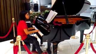 su pin jin  play piano in Lexus