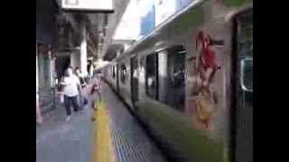 Osaki Station Platform - All Green Yamanote Line Passing By 大崎駅 (130808)