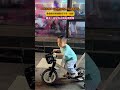小孩在窗外看到里面的人骑动感单车，他也隔着玻璃跟着节奏一起踩，网友：这是真正的免费蹭课