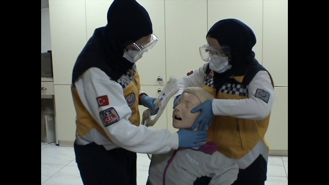 Oturan Hastaya Boyunluk Uygulama Becerisi