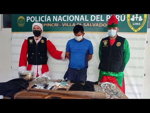 Policías disfrazados de Papá Noel y de uno de sus duendes arrestan a un vendedor de droga en Lima