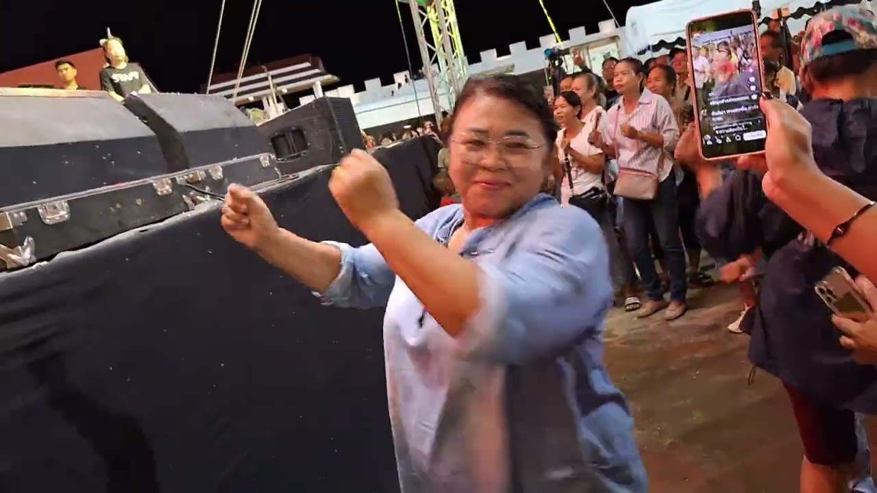 แม่ๆออกมาเต้นเพลงแฟนพุ่มพวง ต้นข้าว ดวลเพลงชิงทุน งานเทศกาลเที่ยวเมืองกาญจน์และ“ วิถีคนบ้านทวน”