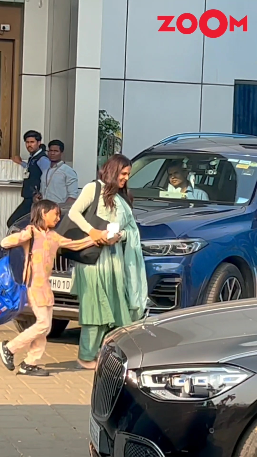 Riteish Deshmukh \u0026 Genelia D'Souza spotted with her kids at the airport #shorts #riteishdeshmukh
