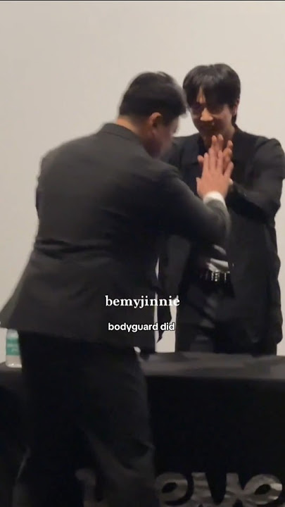 Jin asked his bodyguard and Manager to do the Hi-Touch with him 😂