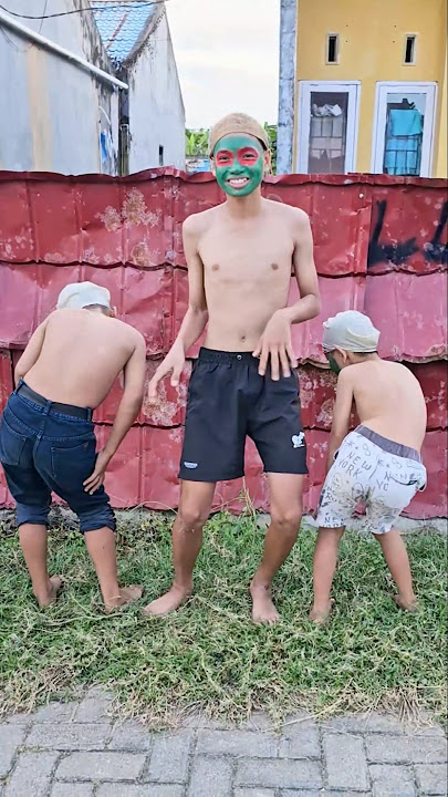 Threesome funny dancing