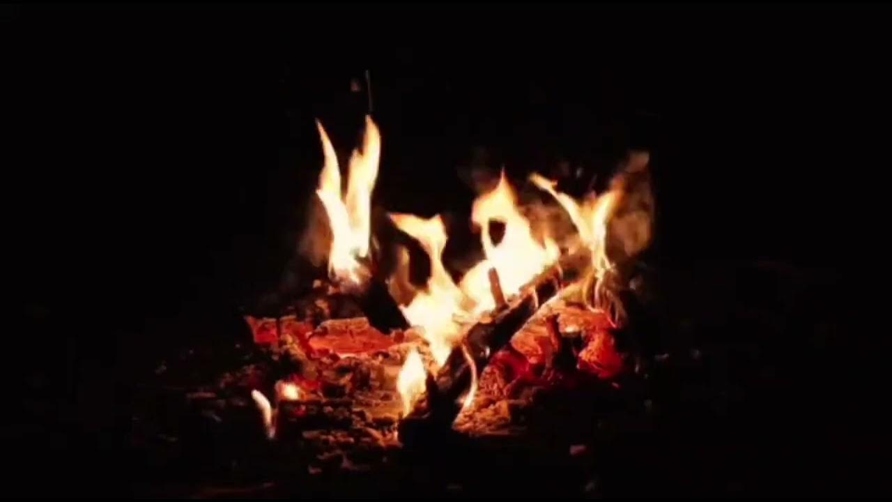 Звуки треск костра. Шум дождя видео у камина. Костер без звука. Медитация у костра. Звуки треск костра.