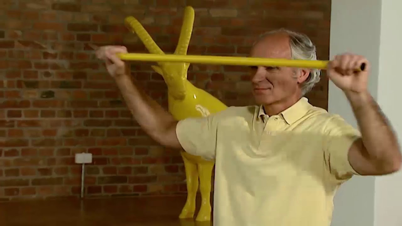 Leichte Übungen im Sitzen mit einem Stab für Parkinson-Patienten