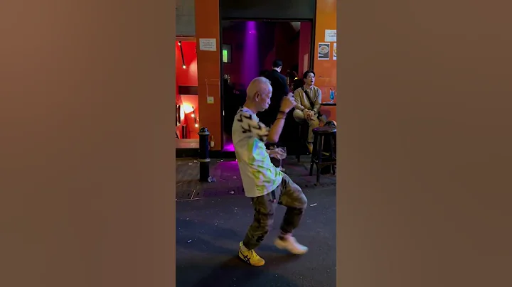 蘭桂坊70歲網紅潮叔人老心不老心態年輕 老頑童一枚＃香港＃蘭桂坊＃酒吧街＃路人視角 - 天天要聞