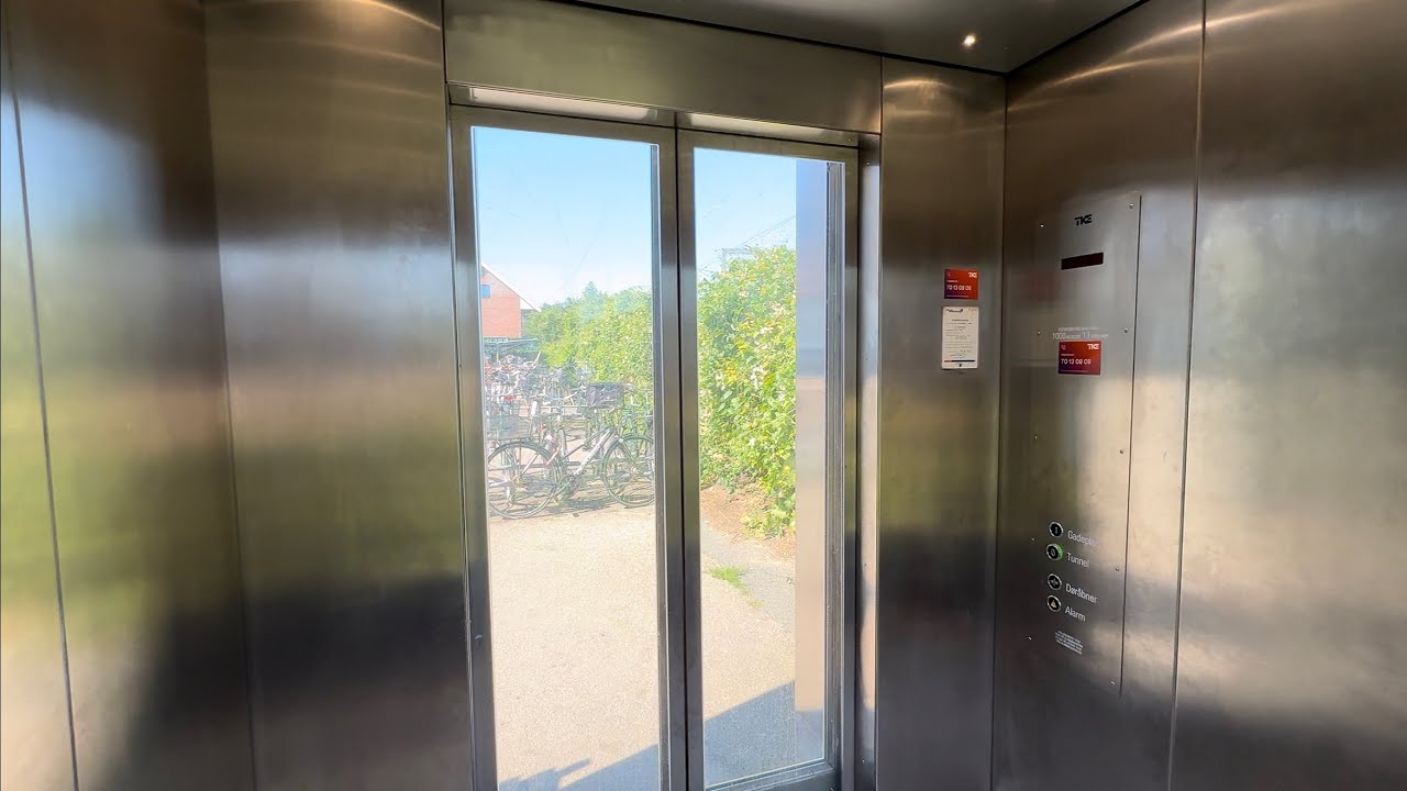 1989 Lifton (mod.) Hydraulic Elevator @ Hellerup Train Station, Hellerup (Copenhagen), Denmark.